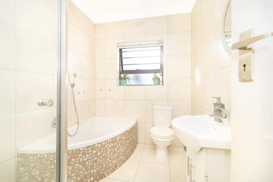 3 Bedroom Property for Sale in Oakglen Western Cape